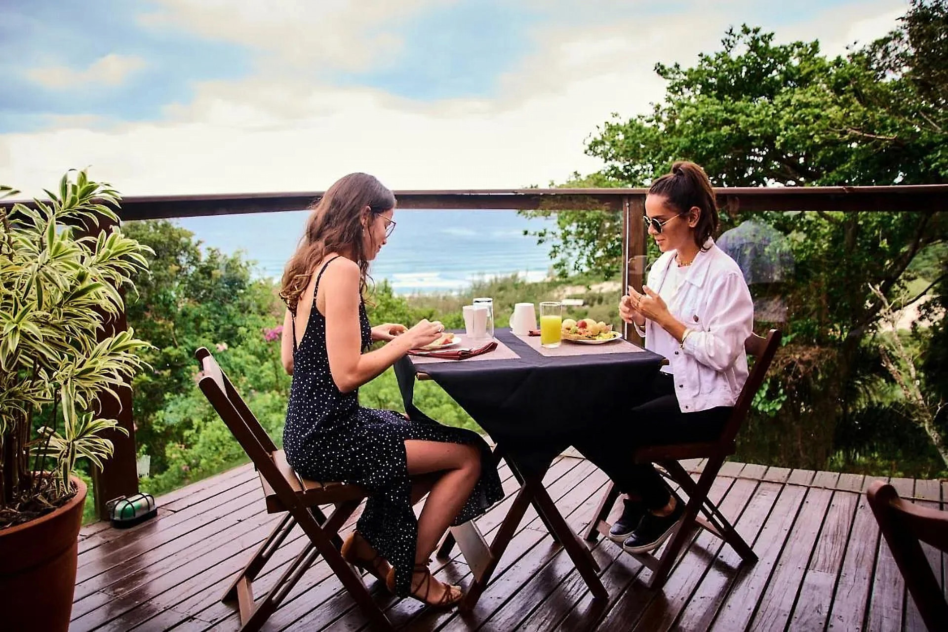Café da manhã com vista para o mar